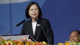 Presiden Taiwan Tsai Ing-wen berbicara di depan Gedung Kepresidenan di Taipei, Taiwan, 10 Oktober 2023. (Foto: AP)