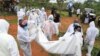 کینیا کې د ۴۰۰ عیسویانو ځان‌وژنې د مذهبي ازادیو په اړه بحث پارولی