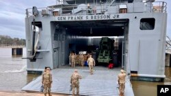 美国陆军“贝松将军”号支援船准备从佛吉尼亚州的军港起航。（2024年3月9日）