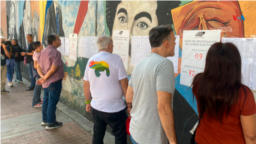 Ciudadanos venezolanos participan en el referendo consultivo en defensa del Esequibo. 