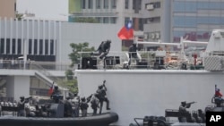 2023年6 10日，台湾海岸警卫队士兵在台湾西南高雄港进行海上反恐演习。