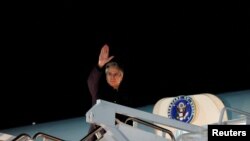 토니 블링컨 미 국무장관이 4일 메릴랜드주 앤드루스 공군기지에서 중동 순방 항공편에 탑승하며 인사하고 있다.