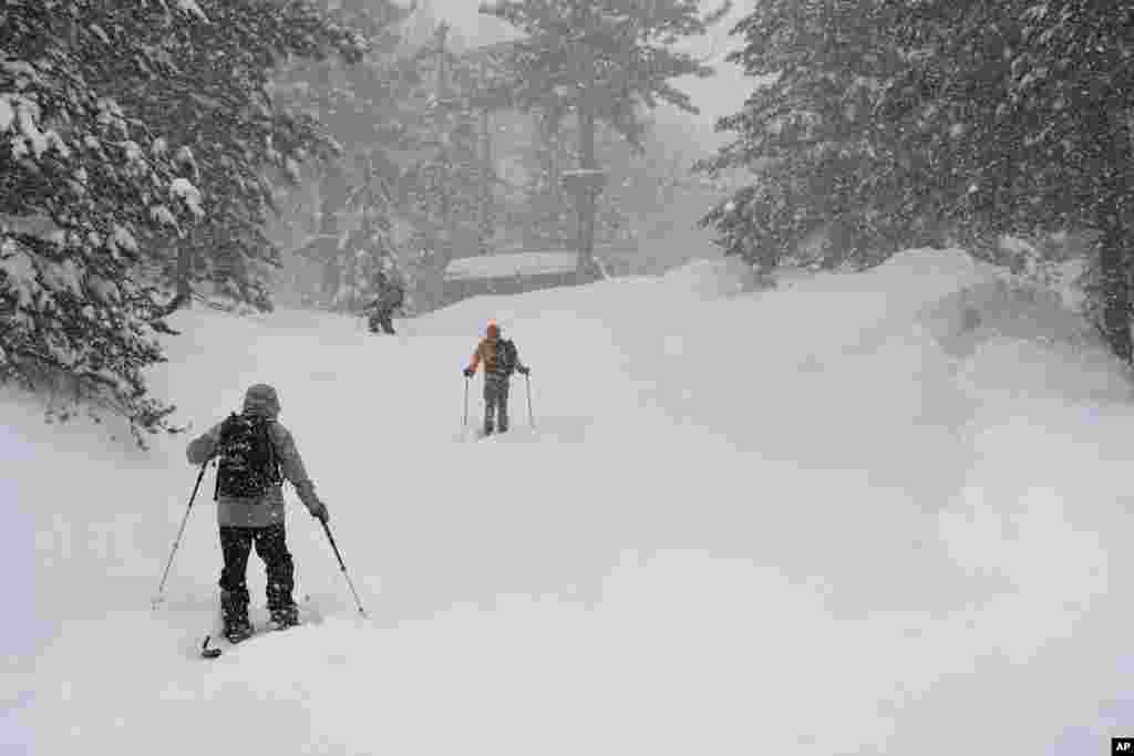 Personas esquían durante la tormenta de nieve, domingo 3 de marzo de 2024, en Olympic Valley, California.&nbsp;