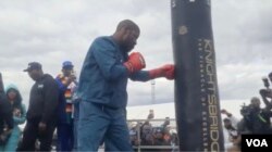 Floyd Mayweather Jr. hits a punching bag at a ruling Zanu-PF rally, in Harare, July 13, 2023. (Columbus Mavhunga/VOA)