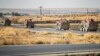 Fotografía de archivo que muestra a vehículos estadounidenses patrullando a lo largo de una carretera cerca del pueblo de Tal Baydar, en Siria, el 12 de octubre de 2019.
