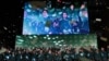 台湾民进党总部外的巨幅电子屏上显示的台湾总统当选人赖清德和副总统当选人萧美琴在民进党总部外参加胜选集会。（2024年1月13日）