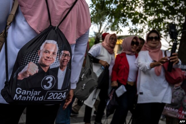 Pendukung calon presiden dan mantan Gubernur Jawa Tengah Ganjar Pranowo menghadiri kampanye pemilu 14 Februari di Surabaya, 13 Januari 2024. (JUNI KRISWANTO / AFP)