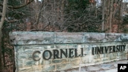 Tanda yang menunjukkan Universitas Cornell terlihat di area kampus di Ithaca, New York, pada 14 Januari 2022.