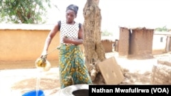 Wata mace na dibara ruwa a Malawi