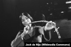 Buffy Sainte-Marie playing a mouth bow at the Grand Gala du Disque in Amsterdam, Netherlands, March 6, 1968.