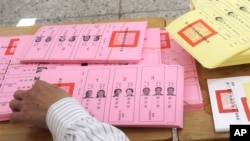 台北一名投票站工作人员在整理台湾大选选票。（2024年1月13日）
