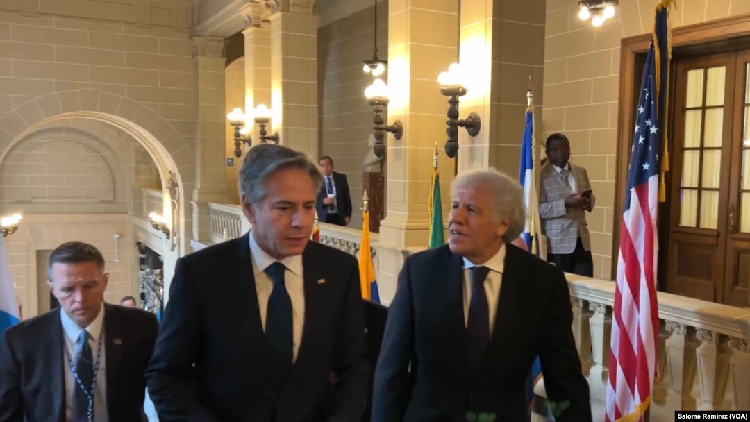 Antony Blinken, secretario del Departamento de Estado de EEUU es acompañado por el secretario general de la OEA, Luis Almagro, para ofrecer declaraciones en la Asamblea General el 23 de junio de 2023.
