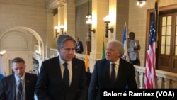 Antony Blinken, secretario del Departamento de Estado de EEUU es acompañado por el secretario general de la OEA, Luis Almagro, para ofrecer declaraciones en la Asamblea General el 23 de junio de 2023.