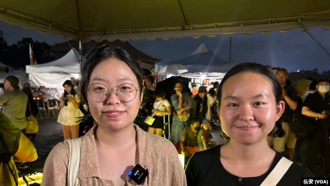 台北民众钟小姐（左）与陈小姐（右）在接受美国之音采访时表示，台湾总统候选人未现身六四晚会，她们感到可惜，未来也会检视各參選人的人權政見。（美国之音特约记者杨安摄影）
