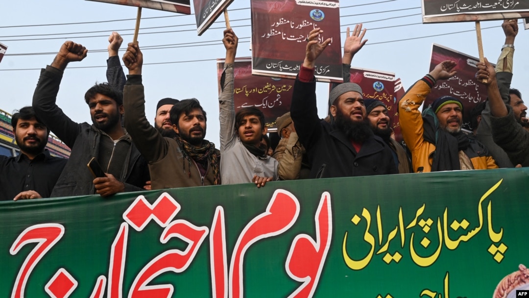 Các nhà hoạt động biểu tình ở Lahore vào ngày 19/1/2024, sau khi Iran tiến hành cuộc không kích ở tỉnh Baluchistan phía tây nam Pakistan.