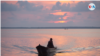 Un hombre viaja en una lancha en Corn Island a inicios de junio de 2023. Foto: VOA