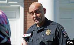 Sharif Almigabber, petugas Kepolisian Montgomerry County di Maryland, yang berbicara pada jemaah seusai kotbah salat Jumat di IMAAM Center pada Jumat (13/10). (Foto: VOA)