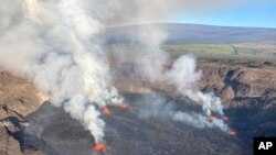 En esta foto aérea proporcionada por el Servicio Geológico de EEUU, se produce una erupción en la cima del volcán Kilauea en Hawái, el miércoles 7 de junio de 2023. Los funcionarios de turismo de Hawái instaron a los turistas a ser respetuosos cuando acudan en masa a un parque nacional en la Isla Grande. para echar un vistazo a la última erupción del Kilauea, uno de los volcanes más activos del mundo.