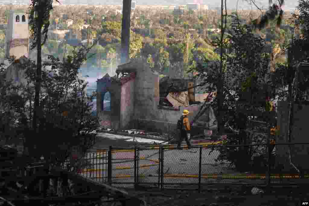 &quot;Tuvimos algunas tormentas eléctricas que simplemente nos trajeron corrientes descendentes, eso es un problema&quot;, dijo Christopher Young, portavoz del Departamento de Silvicultura y Protección contra Incendios de California, o Cal Fire. &quot;Los rayos son un factor que nos preocupa&quot;.