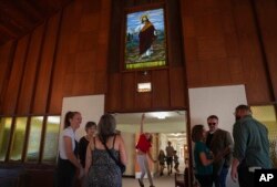 Seorang anak perempuan melompat untuk menyentuh pintu masuk tempat suci Gereja First Baptist di Mt. Vernon, Illinois, Minggu, 10 September 2023. (AP/Jessie Wardarski)