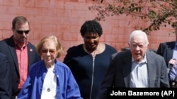Mantan presiden AS Jimmy Carter dan istrinya, Rosalyn Carter menghadiri acara konferensi pers mengenai rencana kesehatan negara bagian Georgia di Plains, Georgia, 18 September 2018. Rosalyn tutup usia pada Minggu, 19 November 2023. (Foto: John Bazemore/AP Photo)