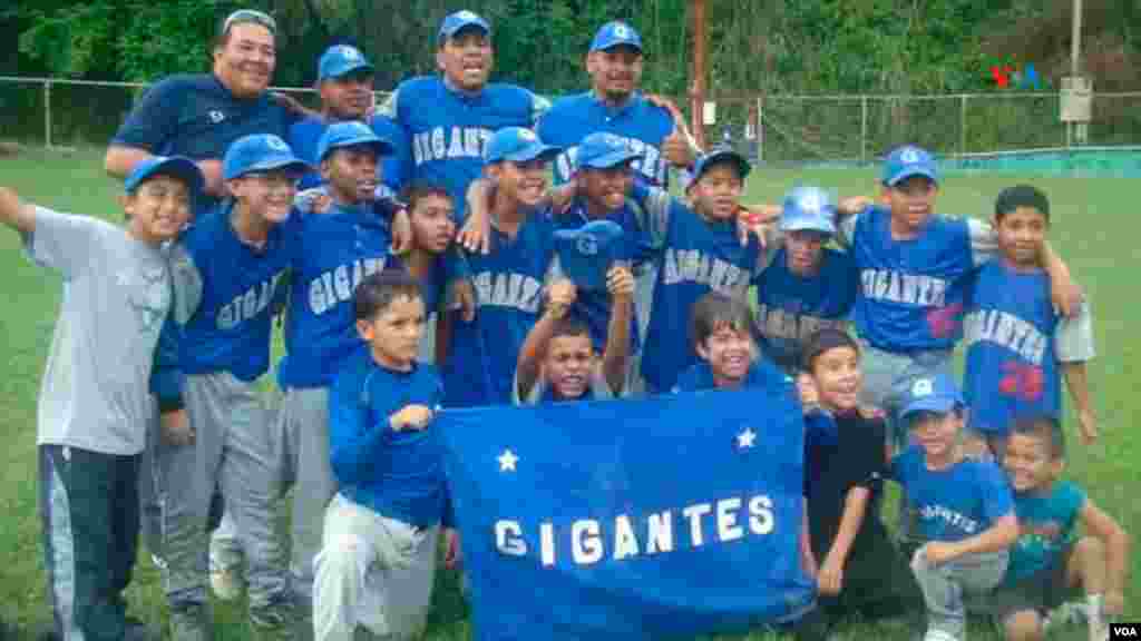 La organización trabaja en conseguir financiamiento para que niños de bajos recursos puedan ser parte de la academia de béisbol.