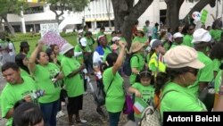 Unas 300 empleadas del hogar indocumentadas marcharon este 17 de junio de 2023 por las calles del centro de Miami, Florida, para protestar contra la ley SB 1718 del gobernador Ron DeSantis.