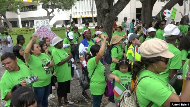 Unas 300 empleadas del hogar indocumentadas marcharon este 17 de junio de 2023 por las calles del centro de Miami, Florida, para protestar contra la ley SB 1718 del gobernador Ron DeSantis.