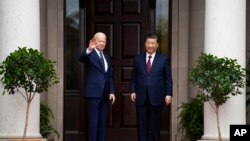 조 바이든(왼쪽) 미국 대통령과 시진핑 중국 국가주석이 지난해 11월 캘리포니아주 우드사이드에서 회동하고 있다. (자료사진)