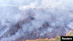 Asap mengepul saat kebakaran hutan di dekat jalan raya Palembang-Indralaya di Kabupaten Ogan Ilir, provinsi Sumatra Selatan, 20 September 2023. (Antara Foto/Nova Wahyudi/ via REUTERS)