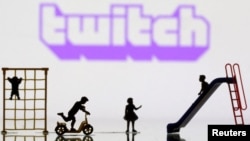 ILUSTRASI - Miniatur taman bermain anak-anak di depan logo Twitch, 4 April 2023. (REUTERS/Dado Ruvic)