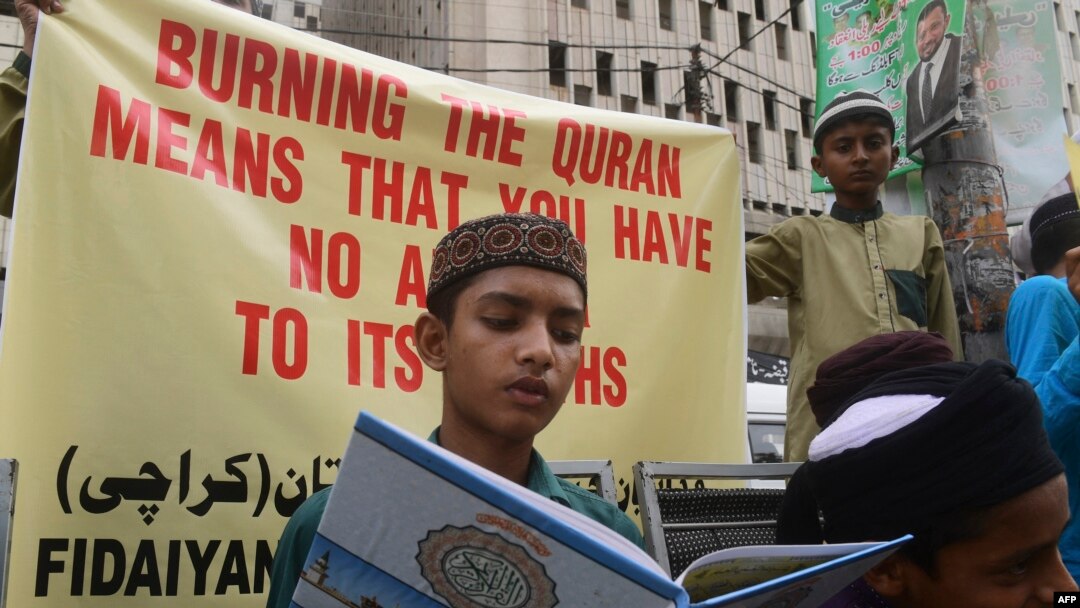 Demonstran melakukan aksi protes terhadap pembakaran Al-Qur'an yang terjadi di Swedia dalam sebuah aksi di Karachi, Pakistan, pada 6 Juli 2023. (Foto: AFP/Asif Hassan)