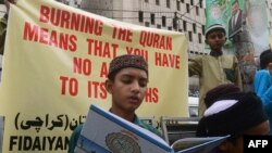 Demonstran melakukan aksi protes terhadap pembakaran Al-Qur'an yang terjadi di Swedia dalam sebuah aksi di Karachi, Pakistan, pada 6 Juli 2023. (Foto: AFP/Asif Hassan)