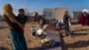 2023年12月4日，因以色列轰炸加沙地带而流离失所的巴勒斯坦人聚集在加沙地带南部拉法的一个帐篷营地。（美联社照片）