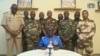Kolonel Mayor Amadou Abdramane (tengah), juru bicara Komite Nasional untuk Penyelamatan Rakyat (CNSP) dalam pernyataan yang disiarkan televisi, 26 Juli 2023. (ORTN - Télé Sahel / AFP)