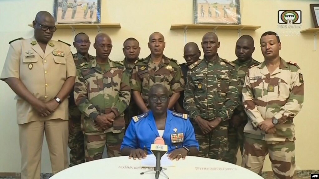 Le colonel-major Amadou Abdramane, entouré de neuf autres militaires nigériens en tenue.