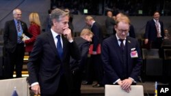 Державний секретар США Ентоні Блінкен (ліворуч) з міністром закордонних справ Швеції Тобіасом Більстромом на зустрічі НАТО в Брюсселі 28 листопада 2023 р.