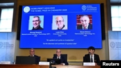 Hans Ellegren (centro), secretario permanente de la Real Academia Sueca de Ciencias, anuncia los ganadores del Premio Nobel de Química 2023 durante una conferencia de prensa en la Real Academia Sueca de Ciencias en Estocolmo, Suecia, el 4 de octubre de 2023.