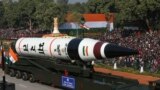 Баллистическая ракета большой дальности Agni-V демонстрируется во время парада в честь Дня республики в Нью-Дели, Индия, 26 января 2013 года.