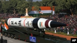 Баллистическая ракета большой дальности Agni-V демонстрируется во время парада в честь Дня республики в Нью-Дели, Индия, 26 января 2013 года.