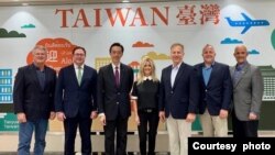美国联邦众议院共和党研究委员会主席凯文·赫恩(右三）率领的代表团抵达台湾访问。(2023年7月3日， 台湾外交部提供）
