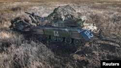 Oštećeni ruski tenk sa valjkom za mine na polju blizu grada Vuhledara, Ukrajina, 5. novembar, 2023. (Foto: Ukrainian Armed Forces/Handout via REUTERS)