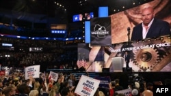 Dana White, director ejecutivo de Ultimate Fighting Championship, habla en el escenario durante la Convención Nacional Republicana 2024 en el Fiserv Forum en Milwaukee, Wisconsin, el 18 de julio de 2024. White ha aparecido en TikTok con el expresidente Donald Trump.