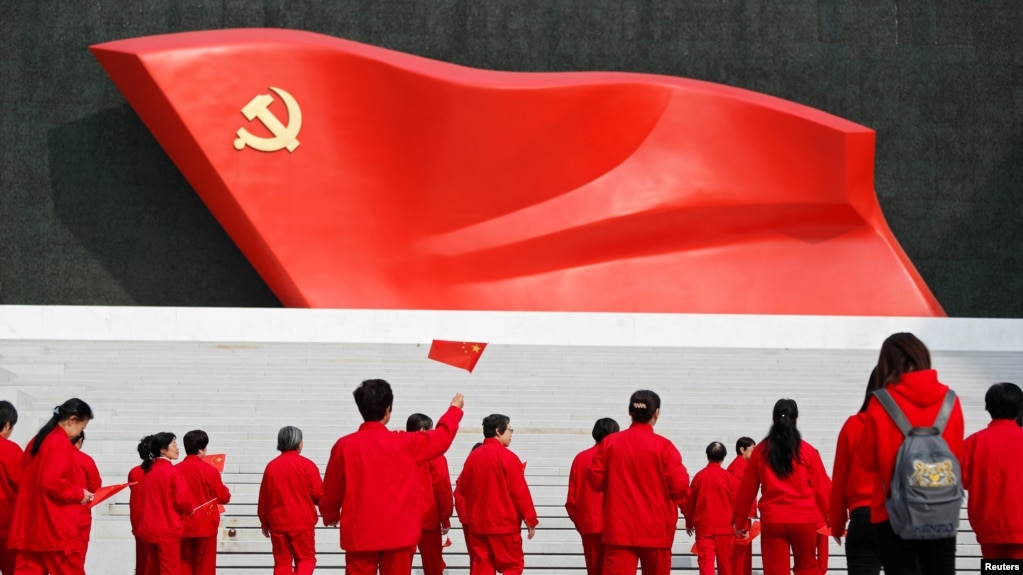 资料照:北京的中国共产党历史展览馆的中共党旗和参观者。(2022年10月13日)
