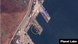 7일 라진항을 촬영한 위성사진. 북한 전용 부두에 선박이 정박했고, 바로 앞에는 컨테이너 더미가 쌓여있다. 사진 = Planet Labs.