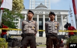 Polisi berjaga-jaga untuk mengamankan gedung Mahkamah Konstitusi pada 8 Agustus 2014. (Foto: AFP)