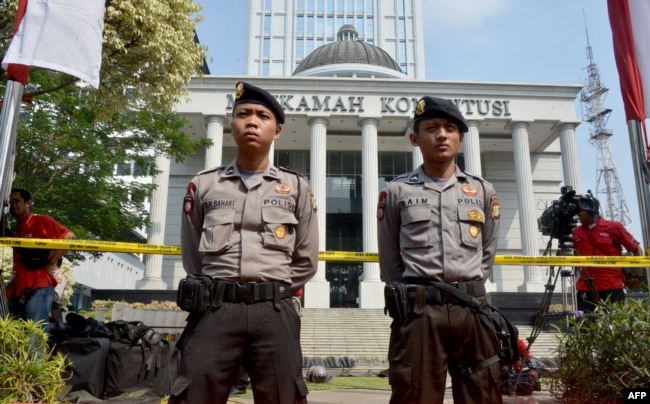 Polisi berjaga-jaga untuk mengamankan gedung Mahkamah Konstitusi pada 8 Agustus 2014. (Foto: AFP)