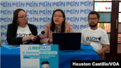 Arlen Pérez (en el centro) lee un informe de la organización de Periodistas y Comunicadores Independientes de Nicaragua (PCIN). [Foto: Houston Castillo, VOA]