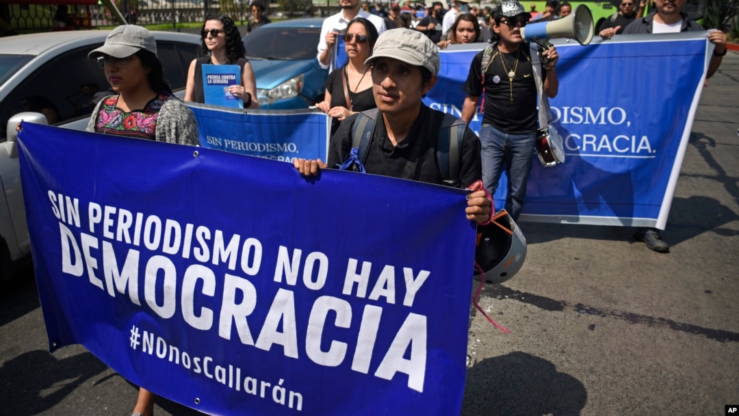 ARCHIVO: Periodistas guatemaltecos protestan frente a la Corte Suprema el 4 de marzo de 2023.