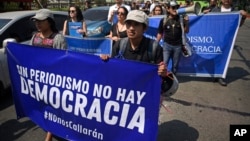 ARCHIVO: Periodistas guatemaltecos protestan frente a la Corte Suprema el 4 de marzo de 2023.